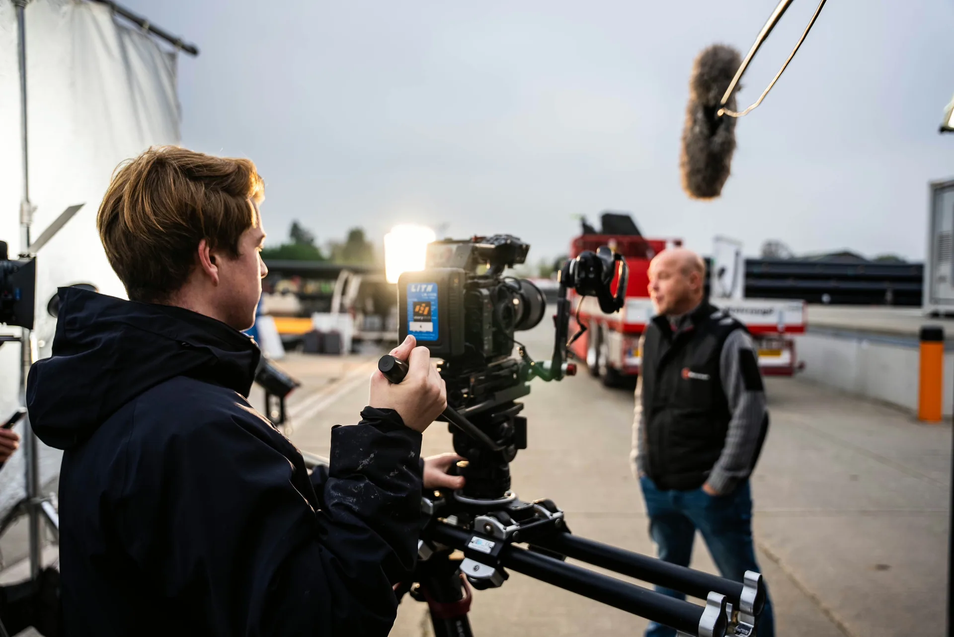 Een cameraman van Storyshot achter de camera tijdens een interview.