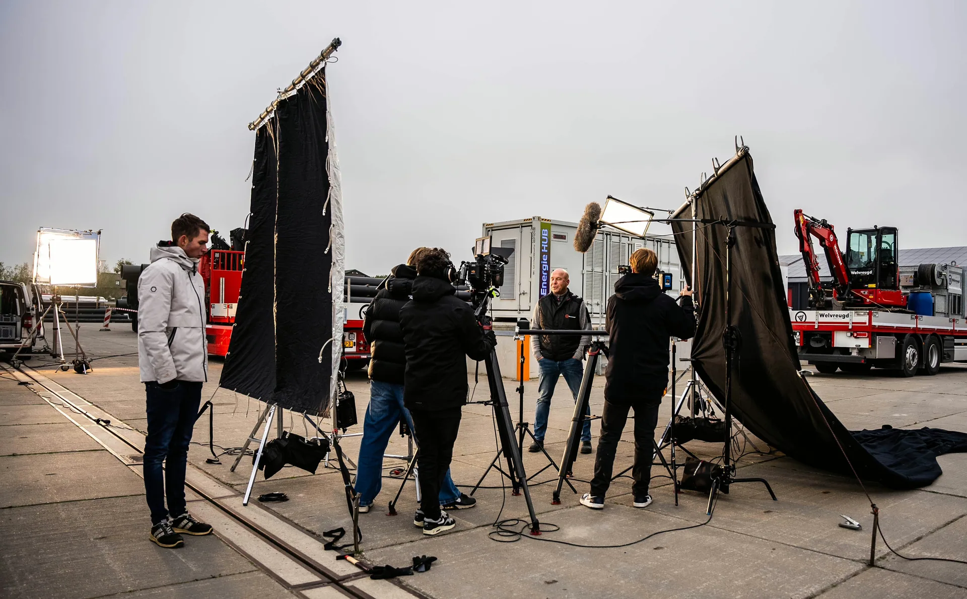 De crew van Storyshot op een draaidag op een bedrijfsterrein.