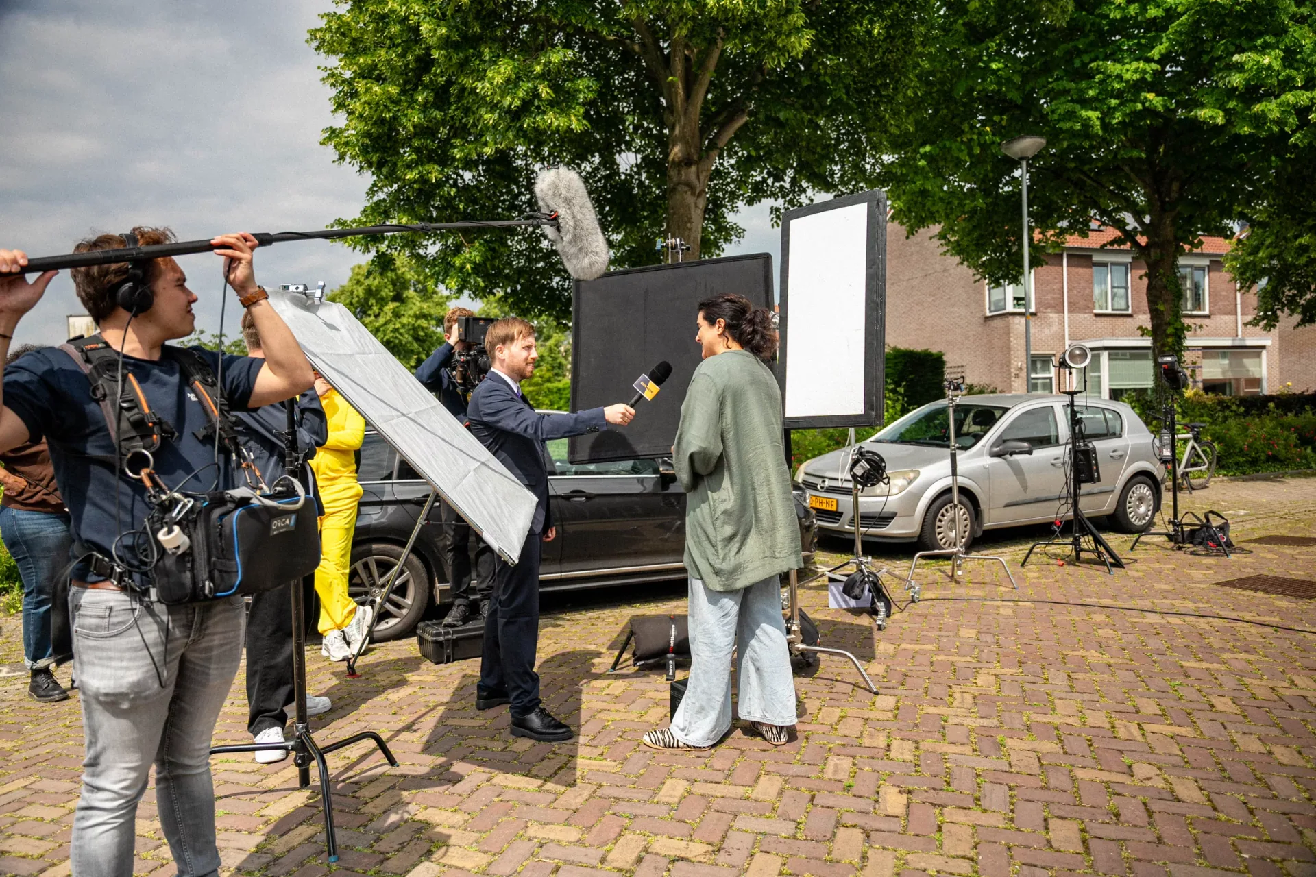 Een straatinterview van Storyshot met boom en reflectors.